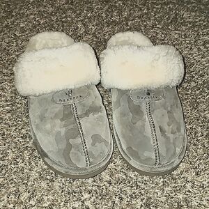 Womens sz 11 Bearpaw slippers. Camo print with warm and fuzzy insides.